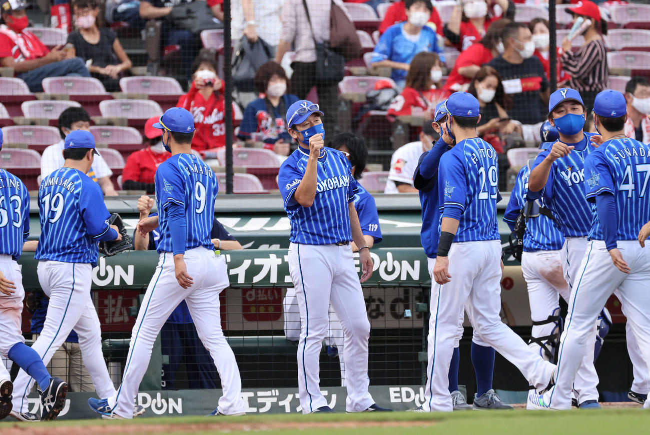 広島対DeNA　ナインを迎える三浦監督（中央）（撮影・加藤孝規）