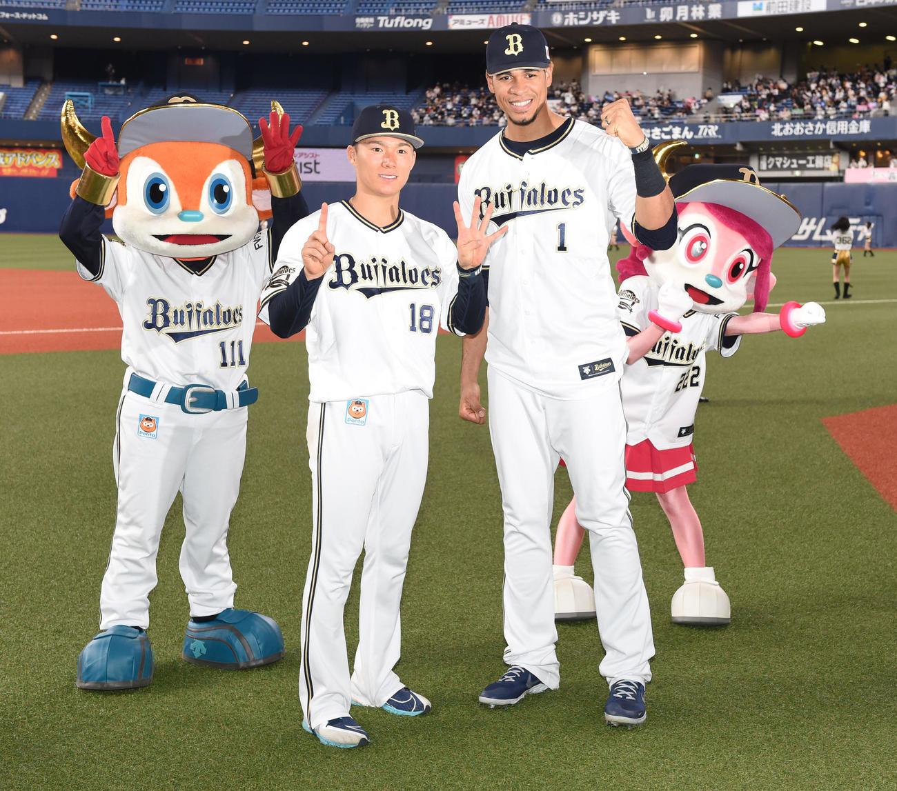 オリックス対西武　ヒーローの山本（左）は14勝ポーズ、モヤはガッツポーズを決める（撮影・前岡正明）