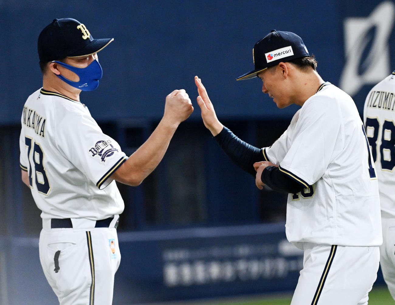 オリックス対西武　山本（右）を祝福する中嶋監督（撮影・前岡正明）