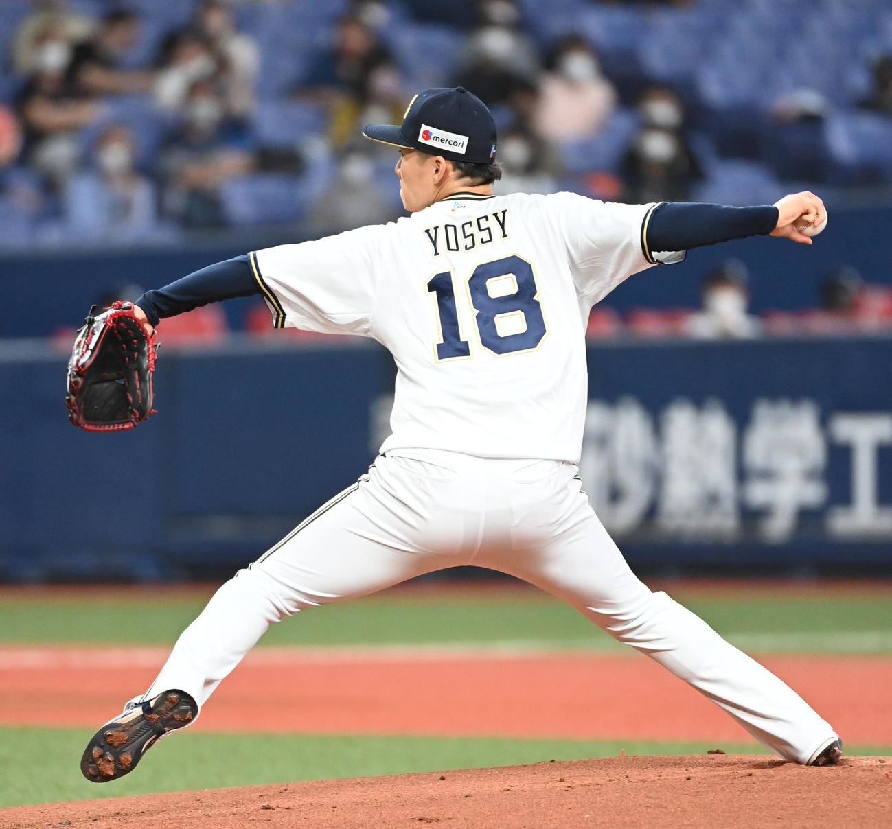 オリックス対西武　ニックネーム「YOSSY」のユニホームで、8回を無失点に抑えるオリックス先発の山本（撮影・前岡正明）