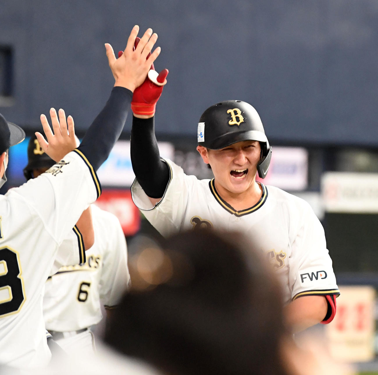 オリックス対西武　5回裏オリックス1死一塁、紅林は左中間に2点本塁打を放ちナインの祝福に笑顔を見せる（撮影・前岡正明）