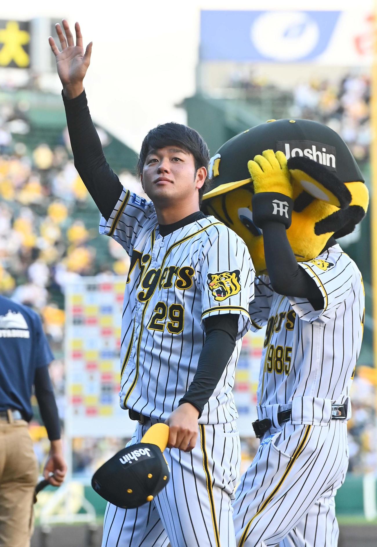 阪神対中日　勝利投手となった高橋はファンの拍手に手を振って応える（撮影・上田博志）