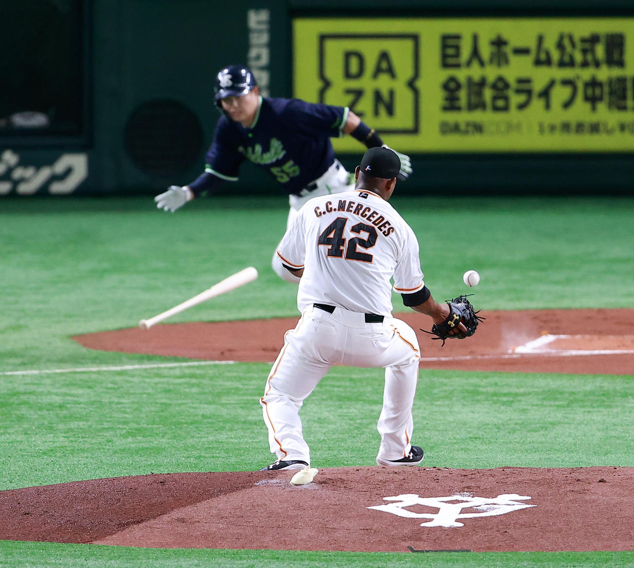 巨人対ヤクルト　1回表ヤクルト1死一、三塁、村上の投手強襲ゴロを体に当てるメルセデス（撮影・浅見桂子）