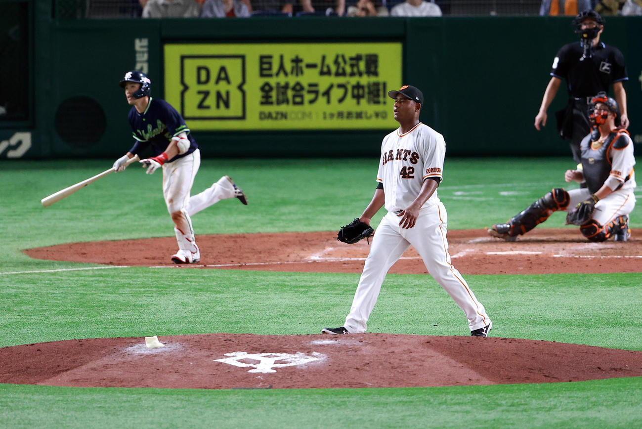 巨人対ヤクルト　4回表ヤクルト1死一、二塁、塩見に3点本塁打を許し、打球を見つめるメルセデス（撮影・浅見桂子）