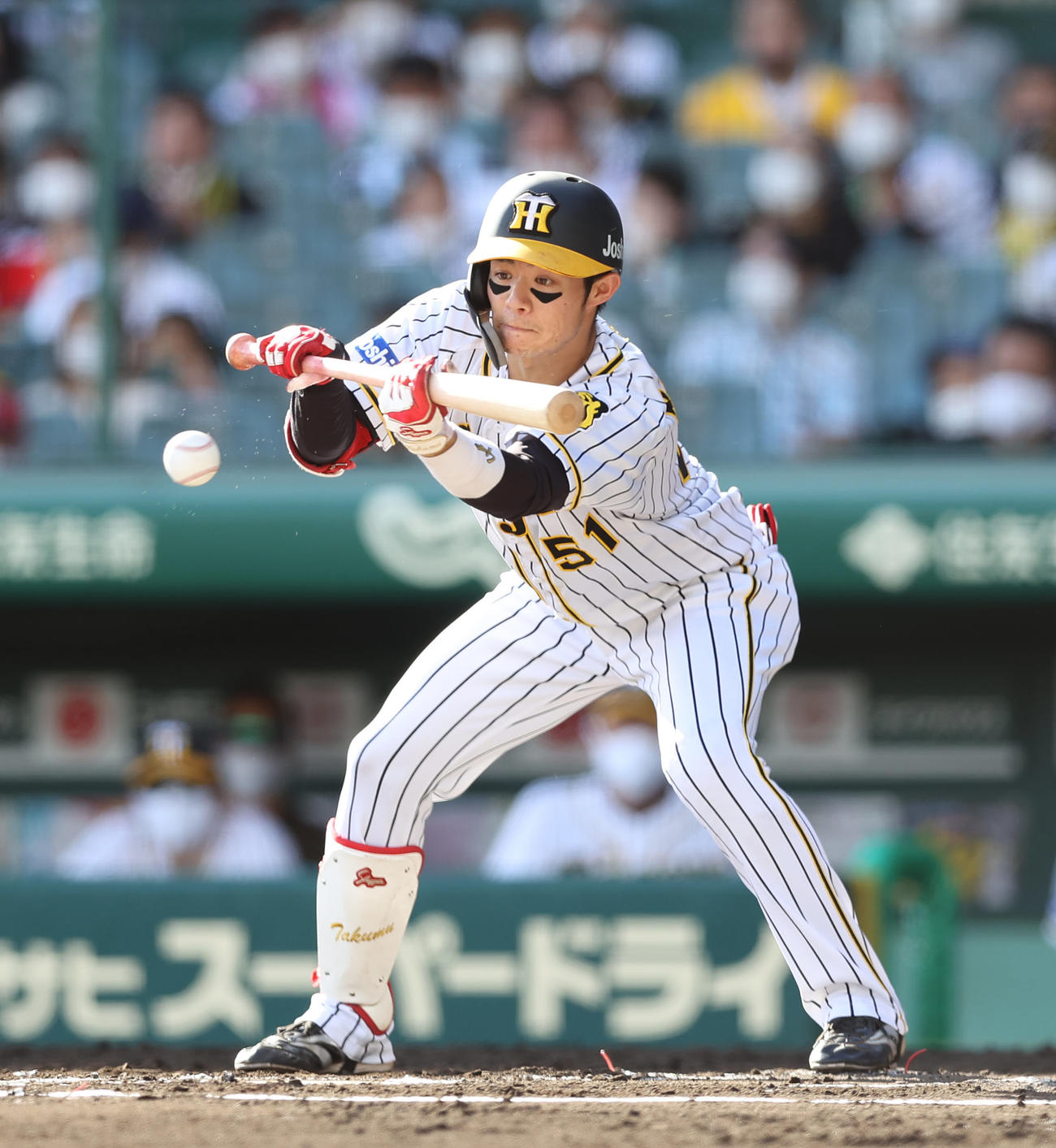 阪神対中日　6回裏阪神無死一塁、三塁へ犠打を決める中野（撮影・前田充）
