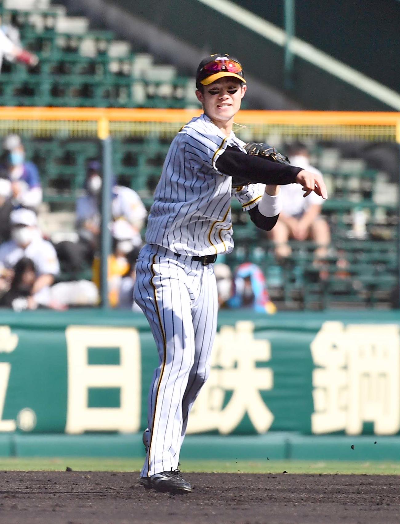 阪神対中日　2回表中日無死、大山はビシエドの打球を捕れなかったが中野がフォローして遊ゴロとなる（撮影・上田博志）