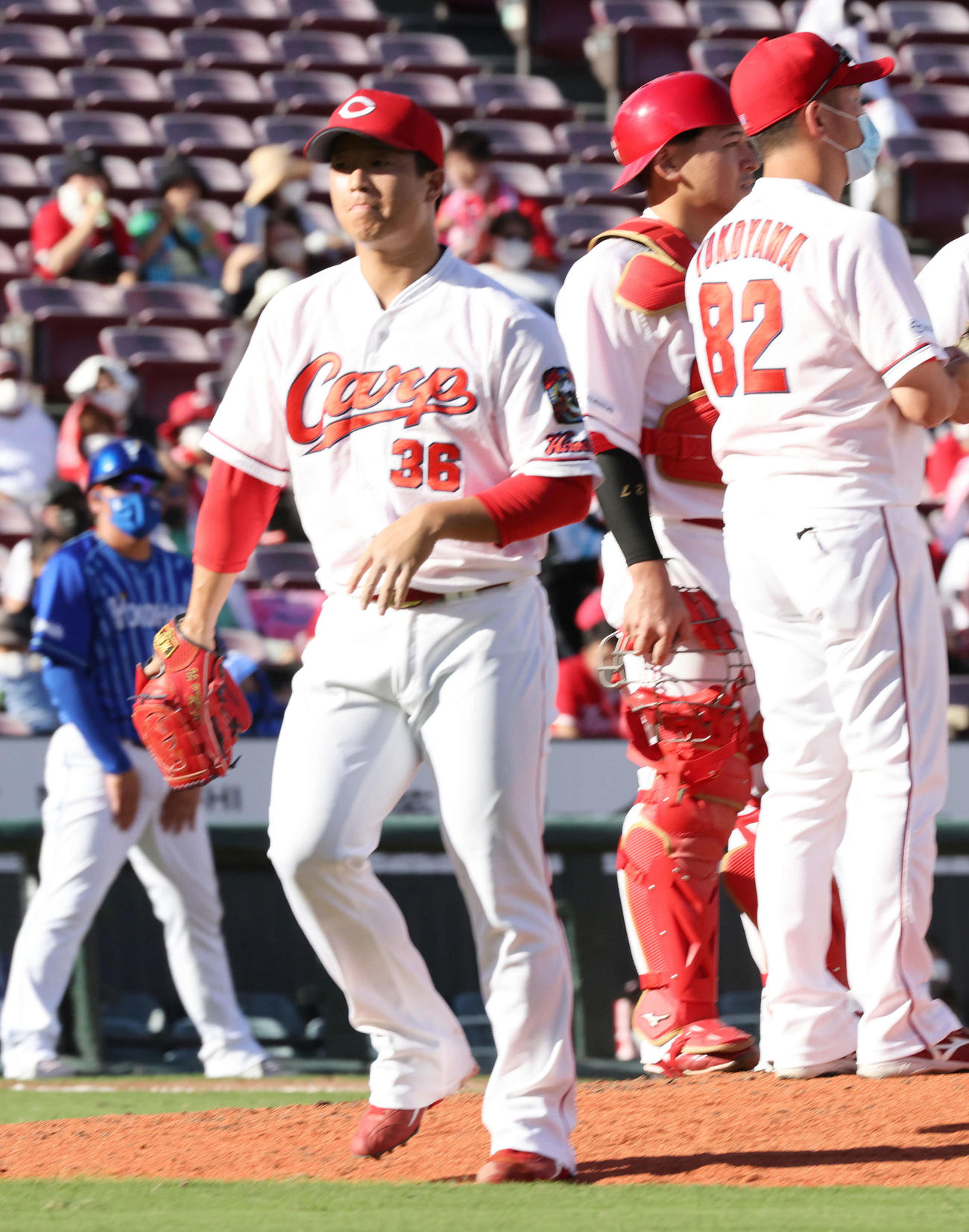 広島対DeNA 8回表DeNA1死満塁、降板する塹江（撮影・加藤孝規）