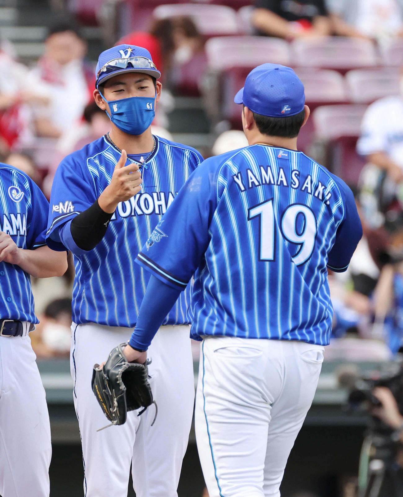 広島対DeNA　山崎（右）からウイニングボールを受け取る砂田（撮影・加藤孝規）