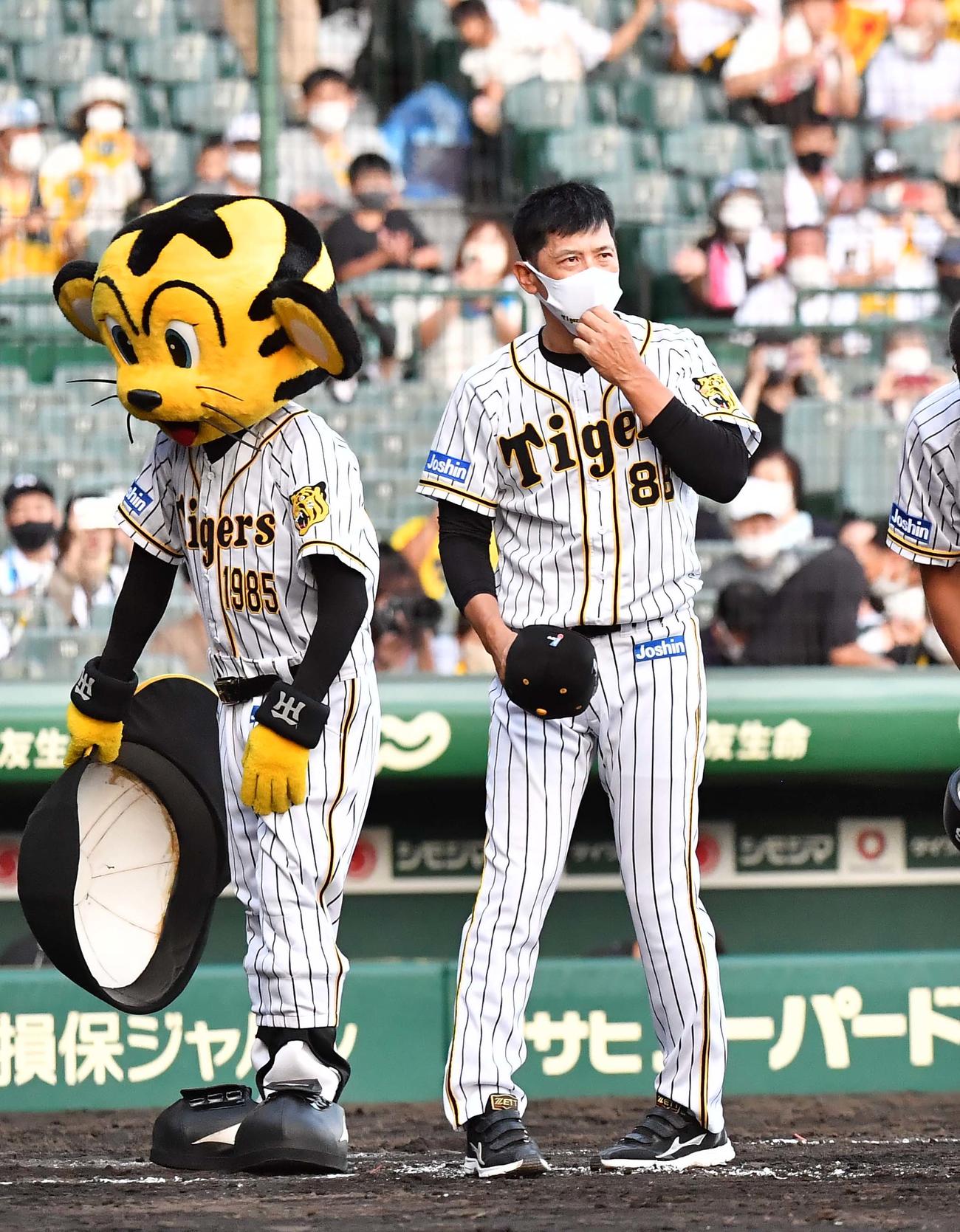 阪神対中日　中日に勝利しファンにあいさつする矢野監督（撮影・上田博志）
