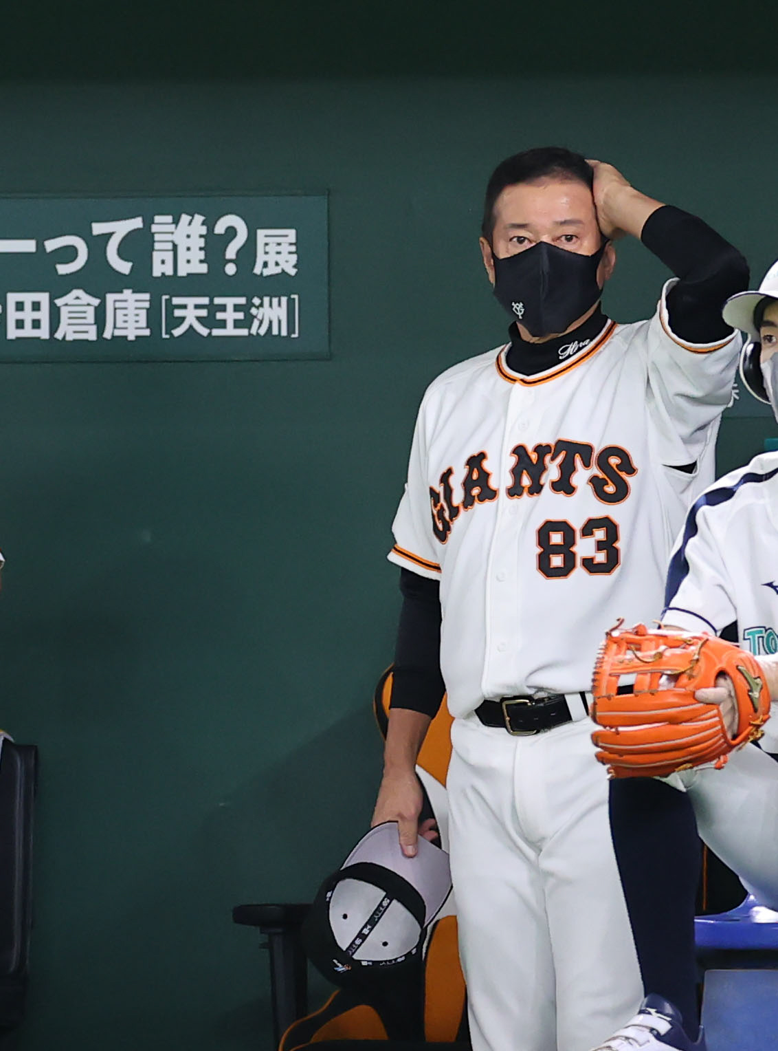 巨人対ヤクルト　7回裏、ベンチで髪をかき上げ考え込む巨人原監督（撮影・垰建太）