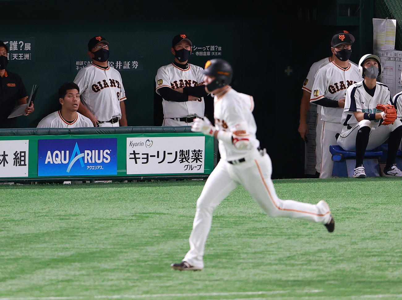 巨人対ヤクルト　9回裏巨人2死一塁、坂本（手前）が遊飛に倒れ、ぼう然とした表情の原監督（奥中央）（撮影・浅見桂子）