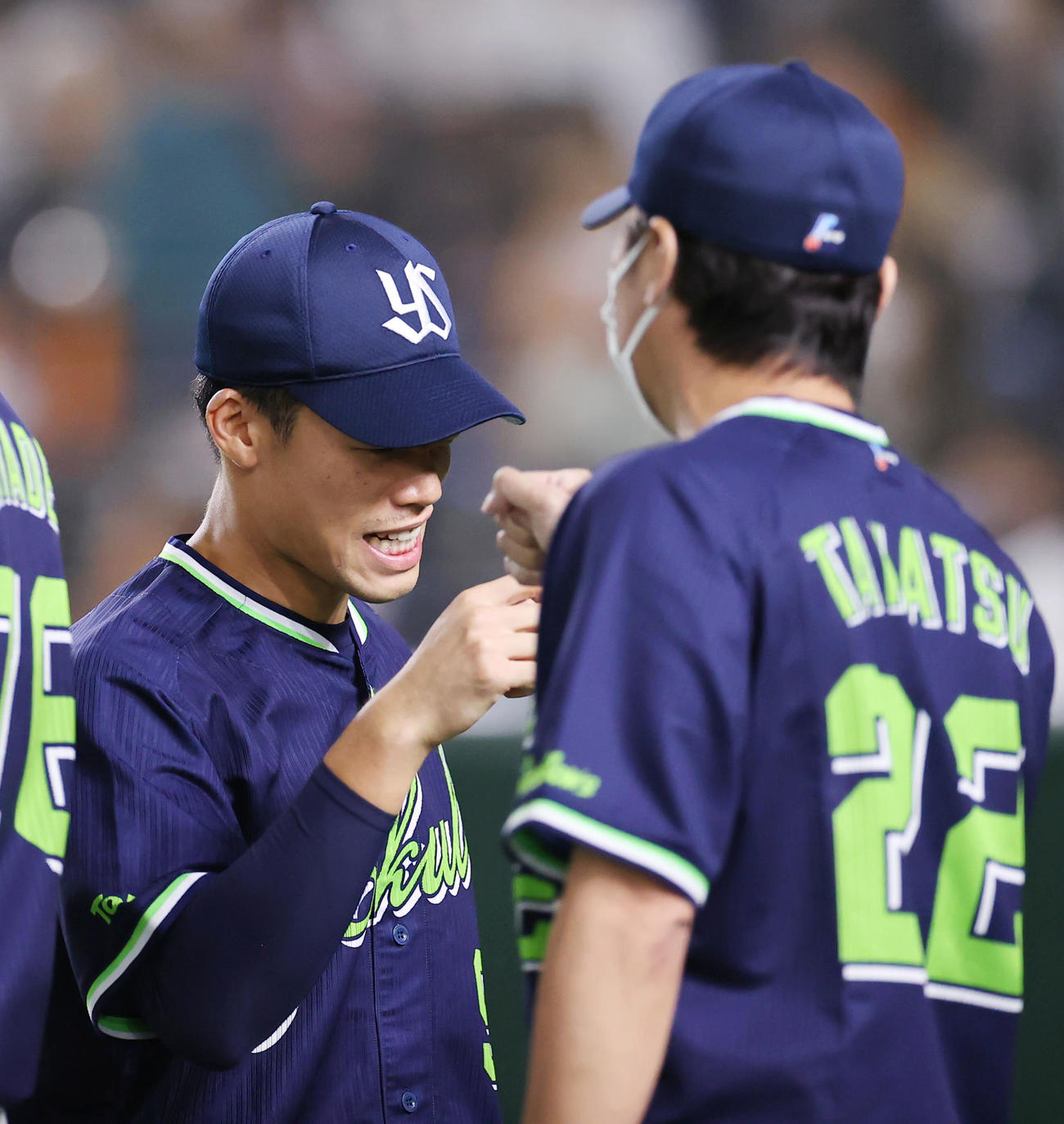巨人対ヤクルト　巨人と引き分けエアタッチを交わすヤクルト塩見（左）と高津監督（撮影・垰建太）