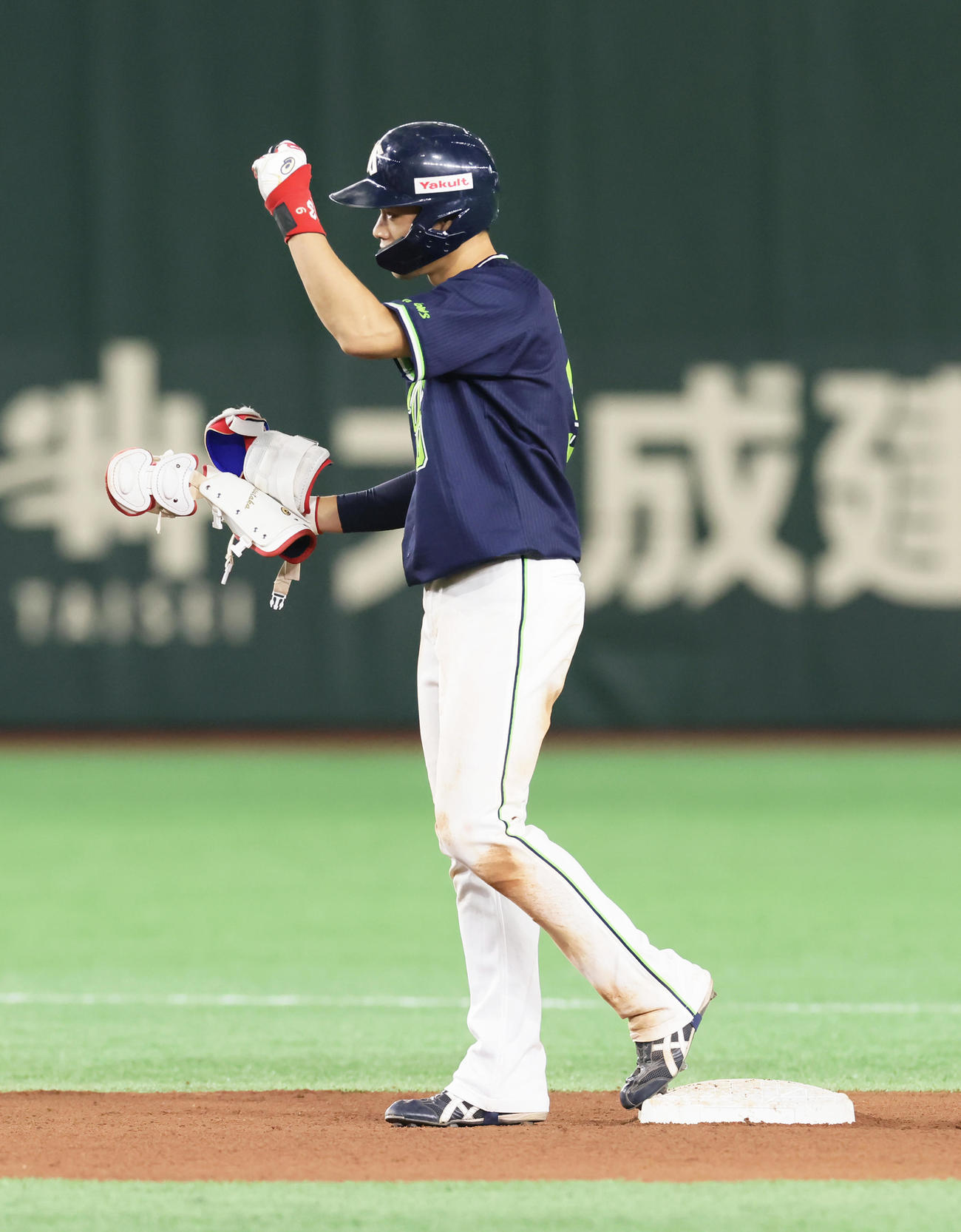 巨人対ヤクルト　6回表ヤクルト1死、二塁打を放ちサイクル安打を達成した塩見はガッツポーズ（撮影・足立雅史）