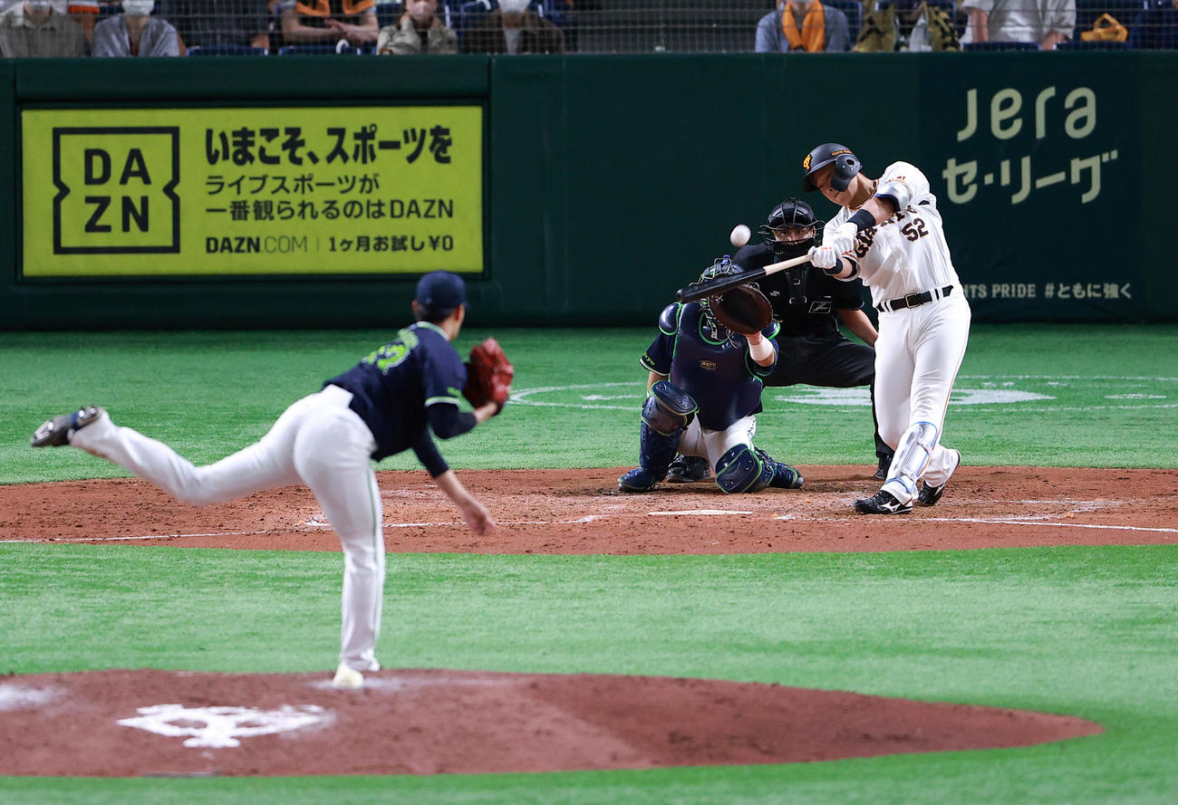 巨人対ヤクルト　5回裏巨人無死、北村は左越えソロ本塁打を放つ。投手高橋（撮影・浅見桂子）