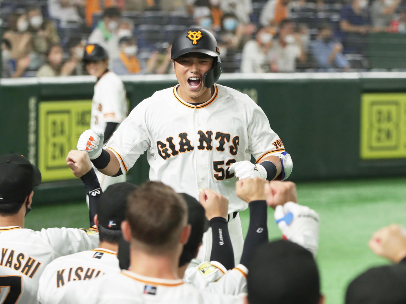 巨人対ヤクルト　5回裏巨人無死、左越え本塁打を放った北村は笑顔でガッツポーズ（撮影・足立雅史）