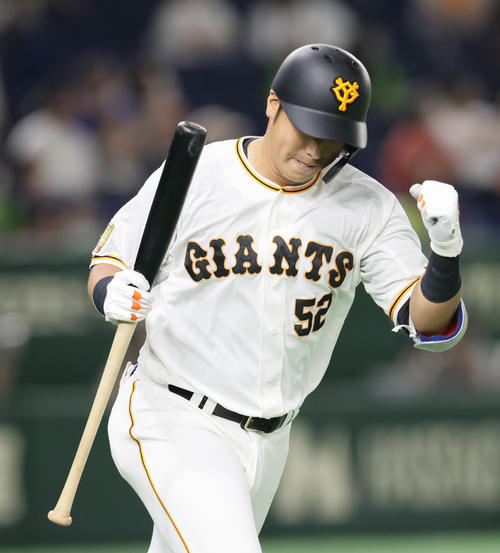 巨人北村拓己 よっしゃー 初の代打ｈｒに歓喜19秒でダイヤモンド周回 プロ野球写真ニュース 日刊スポーツ