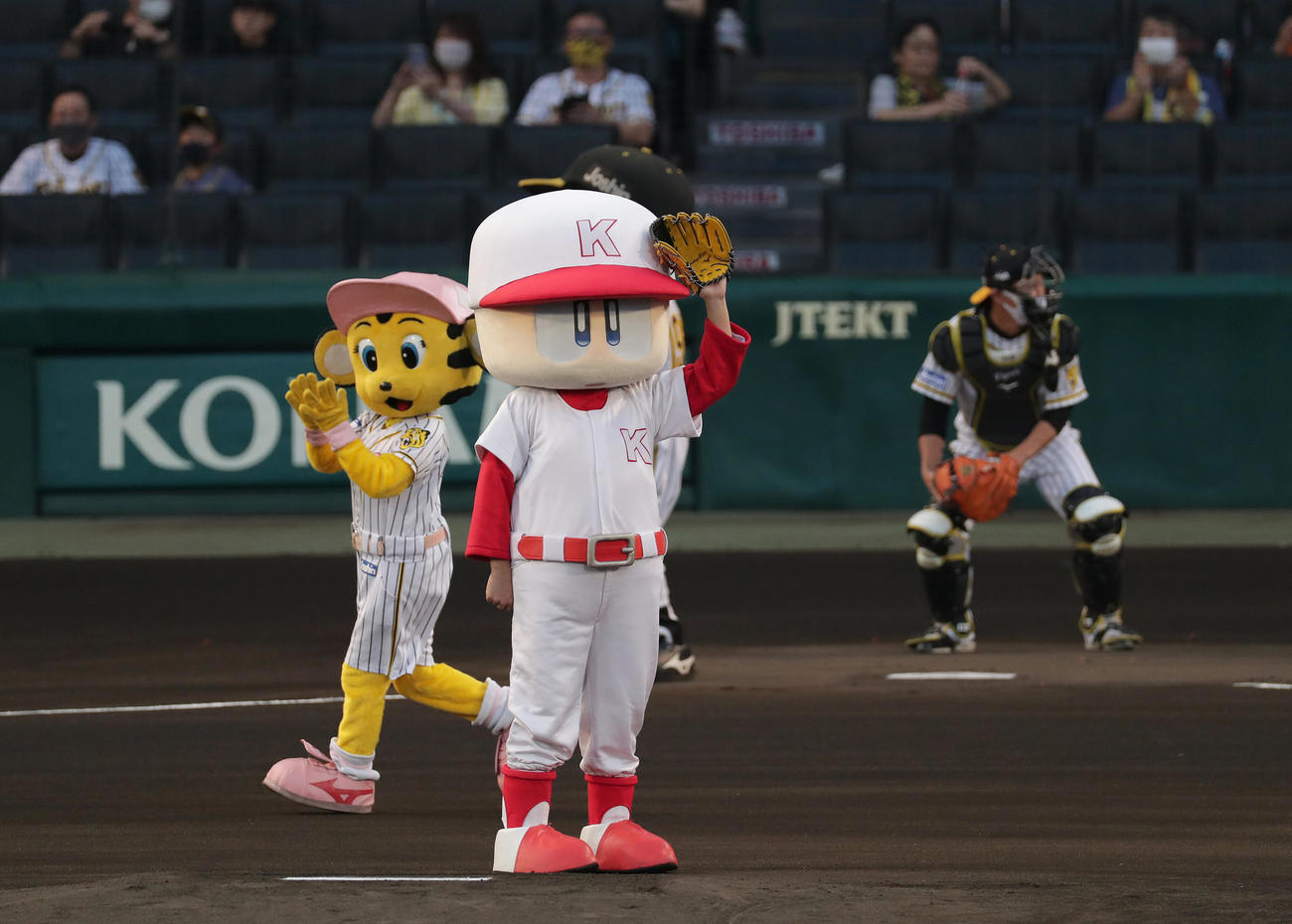 阪神対巨人　ファーストピッチセレモニーに登場したパワプロくん（撮影・前田充）