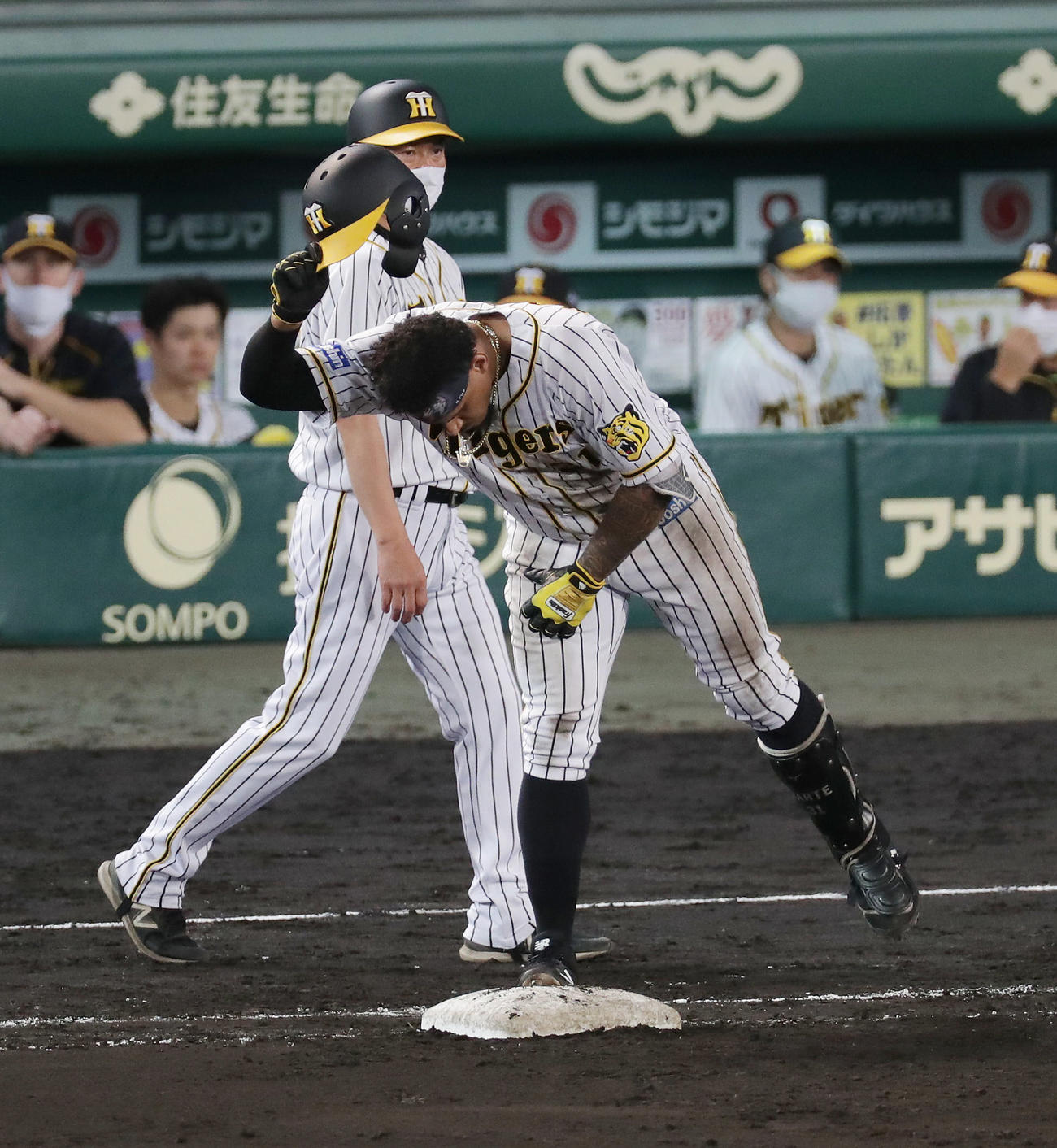 阪神対巨人　8回裏阪神2死一、二塁、三ゴロに倒れたマルテはヘルメットを地面にたたきつける（撮影・前田充）
