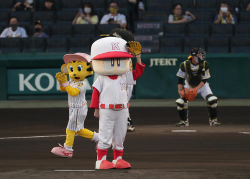 阪神対巨人 ファーストピッチセレモニーに登場したパワプロくん(撮影・前田充)