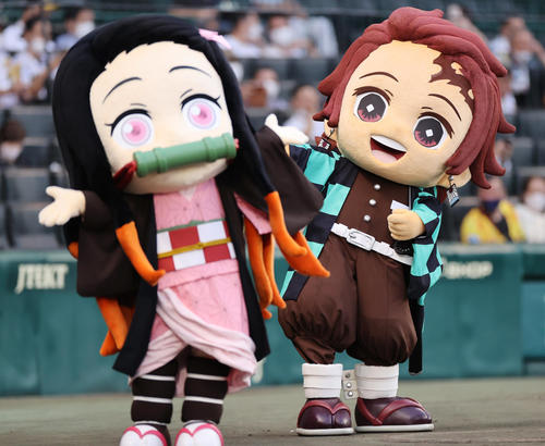 阪神対巨人 ファーストピッチセレモニーを行うパワプロくんの応援に駆けつける鬼滅の刃の竈門炭治郎(右)と禰豆子(撮影・清水貴仁)