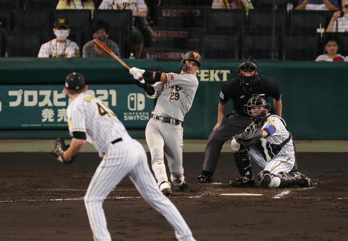 阪神対巨人　2回表巨人1死一、三塁、中越え3点本塁打を放つ吉川。投手ガンケル（撮影・前田充）