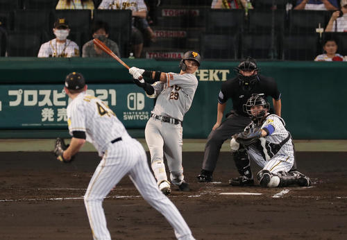 阪神対巨人 2回表巨人1死一、三塁、中越え3点本塁打を放つ吉川。投手ガンケル(撮影・前田充)