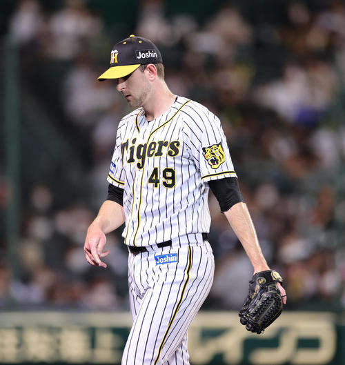 阪神対巨人 2回に7失点でがっくりベンチに戻る阪神ガンケル(撮影・清水貴仁)
