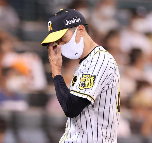 阪神対巨人 3回表阪神、選手交代を告げる矢野監督(撮影・清水貴仁)