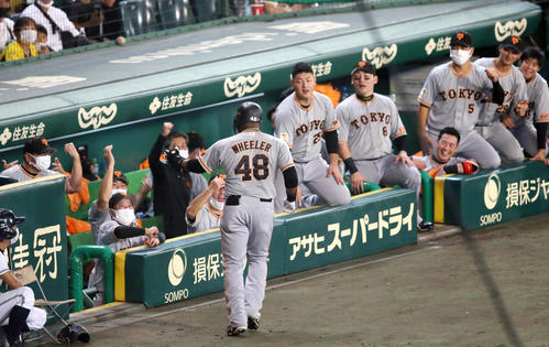 阪神対巨人 7回表巨人2死、原監督(左から2人目)は左越え本塁打を放ったウィーラー(手前)を出迎える(撮影・上山淳一)