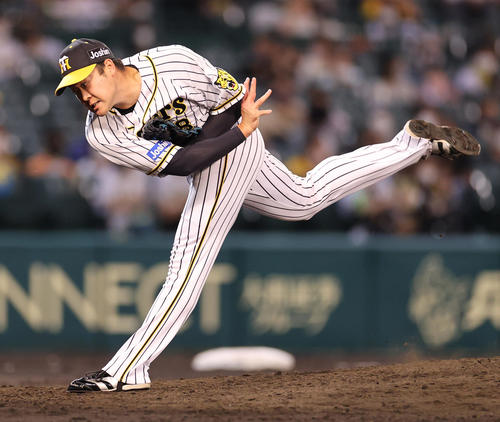 阪神対巨人 8回に登板する阪神斎藤(撮影・清水貴仁)