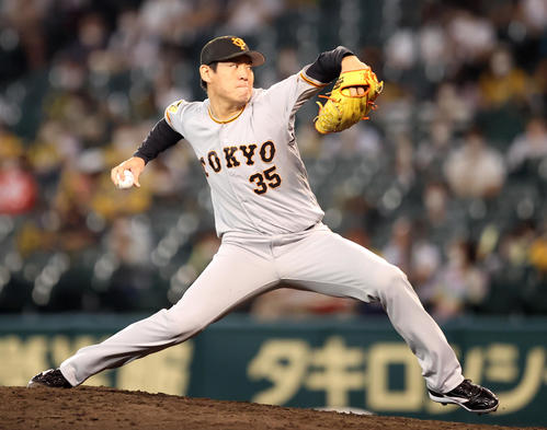 阪神対巨人 9回裏から登板する桜井(撮影・狩俣裕三)