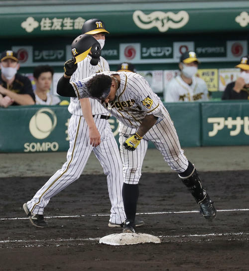 阪神対巨人 8回裏阪神2死一、二塁、三ゴロに倒れたマルテはヘルメットを地面にたたきつける(撮影・前田充)