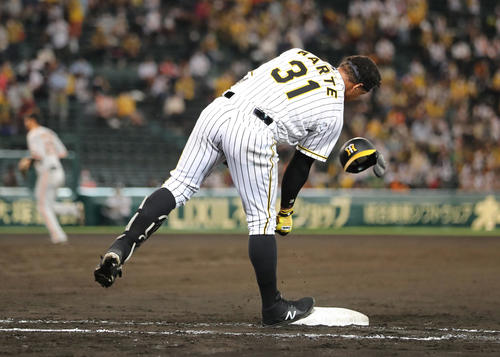 阪神対巨人 8回裏阪神2死一、二塁、三ゴロに倒れヘルメットをたたきつけるマルテ(撮影・清水貴仁)