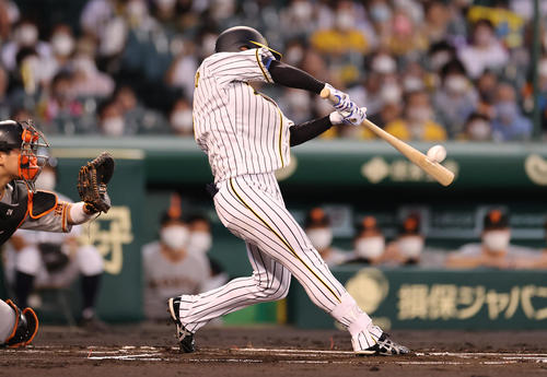 阪神対巨人 1回裏阪神無死、右翼線へ二塁打を放つ近本(撮影・清水貴仁)
