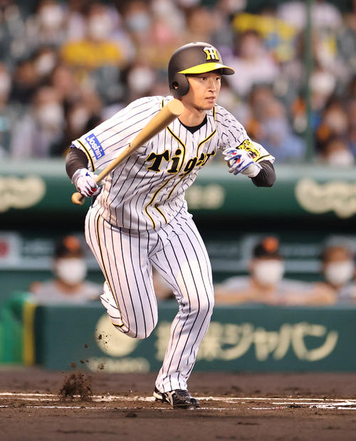 阪神対巨人 1回裏阪神無死、右翼線へ二塁打を放つ近本(撮影・清水貴仁)