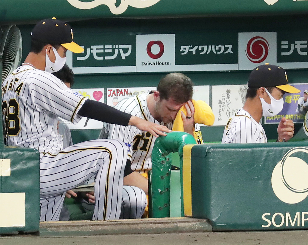2回表に7失点したガンケル（中央）はベンチに戻りガックリ（撮影・前田充）