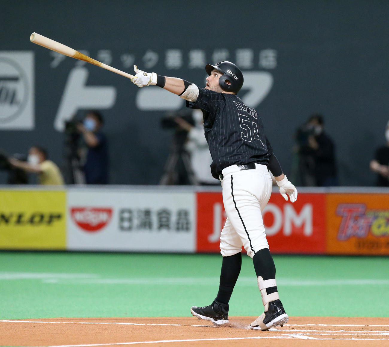 日本ハム対ロッテ　4回表ロッテ2死、レアードは左越え本塁打を放つ（撮影・佐藤翔太）