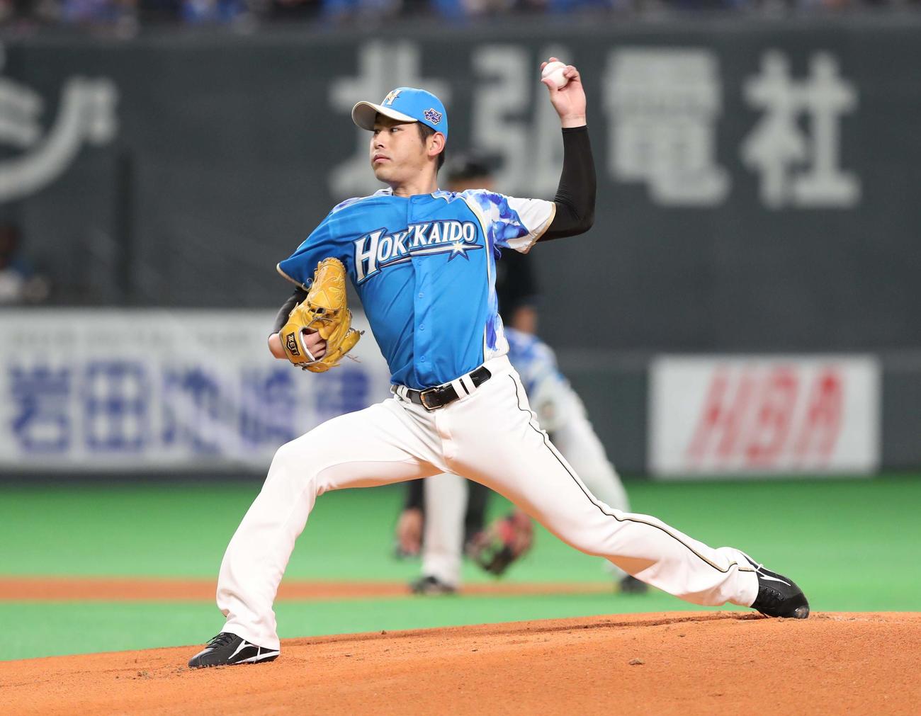 日本ハム対ロッテ　日本ハム先発の加藤（撮影・黒川智章）