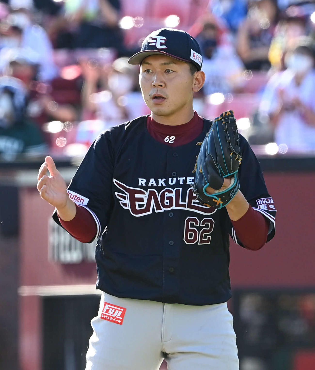 楽天対ソフトバンク　7回表ソフトバンク2死、西口は柳田を左飛に仕留めて手をたたいて喜ぶ（撮影・山崎安昭）