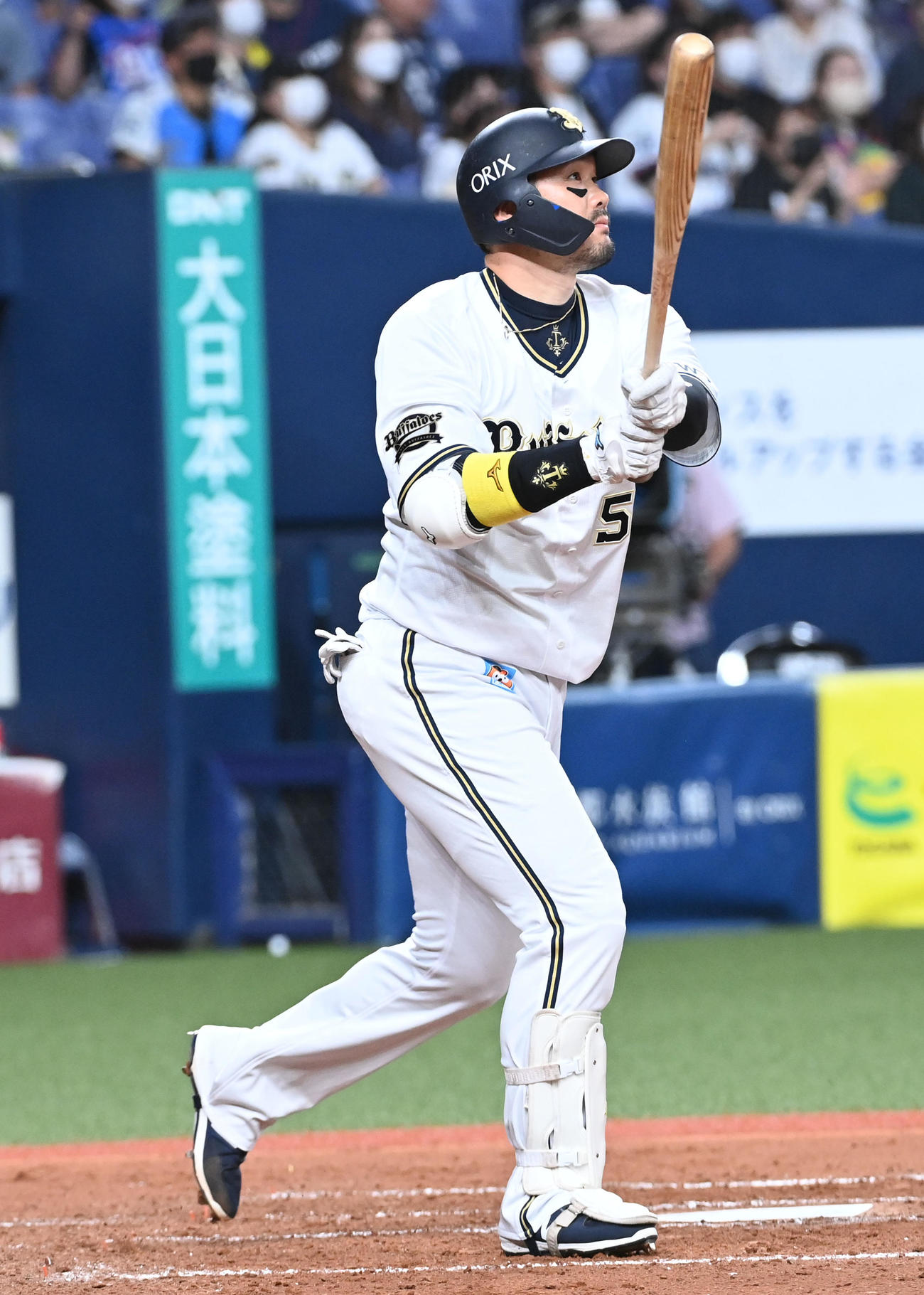 オリックス対西武　4回裏オリックス2死、T－岡田は右中間に本塁打を放つ（撮影・前岡正明）