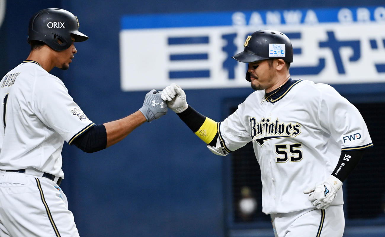 オリックス対西武　4回裏オリックス2死、T－岡田（右）は右中間に本塁打を放ちモヤとタッチ（撮影・前岡正明）