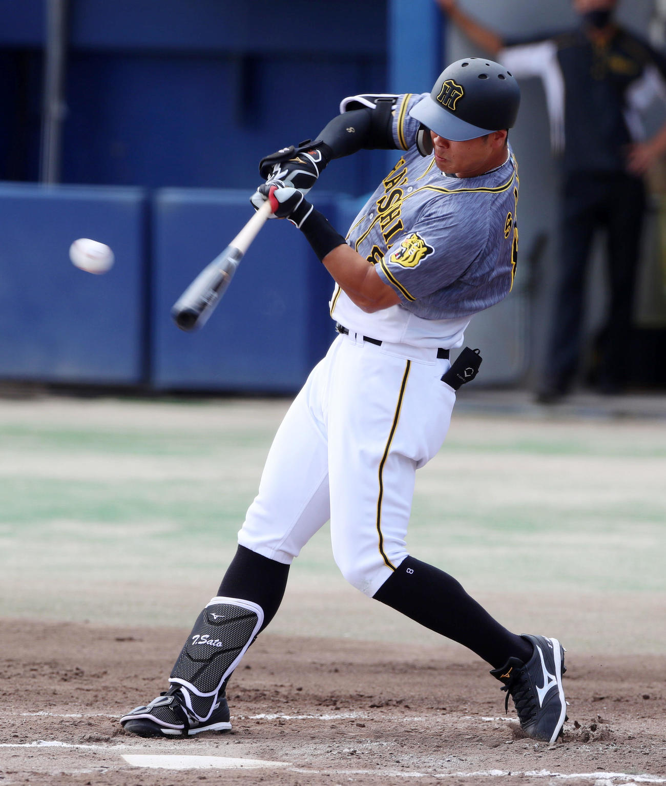 中日対阪神　1回表阪神1死二塁、佐藤輝は中前適時打を放つ（撮影・加藤哉）