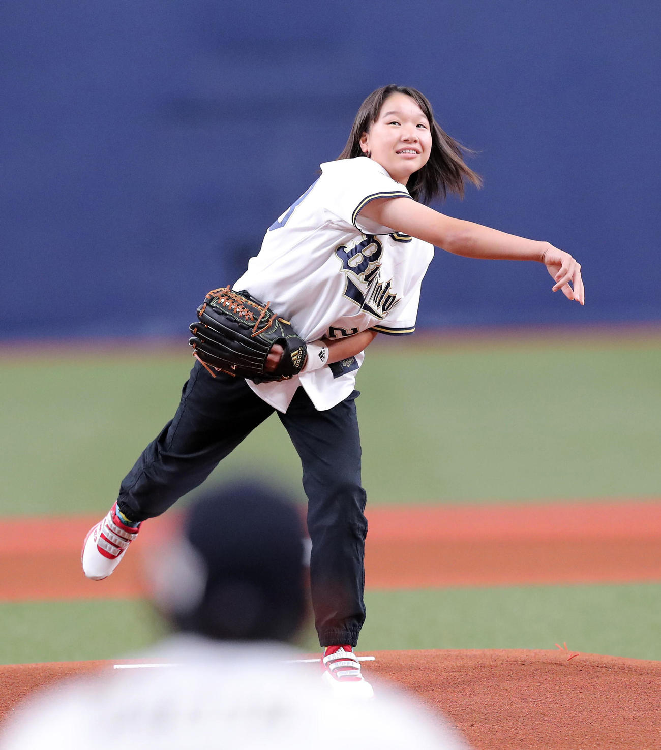 オリックス対西武23回戦　特別始球式を務めた東京オリンピック・スケートボード金メダリストの西矢椛さん（現場代表）＝2021年9月19日