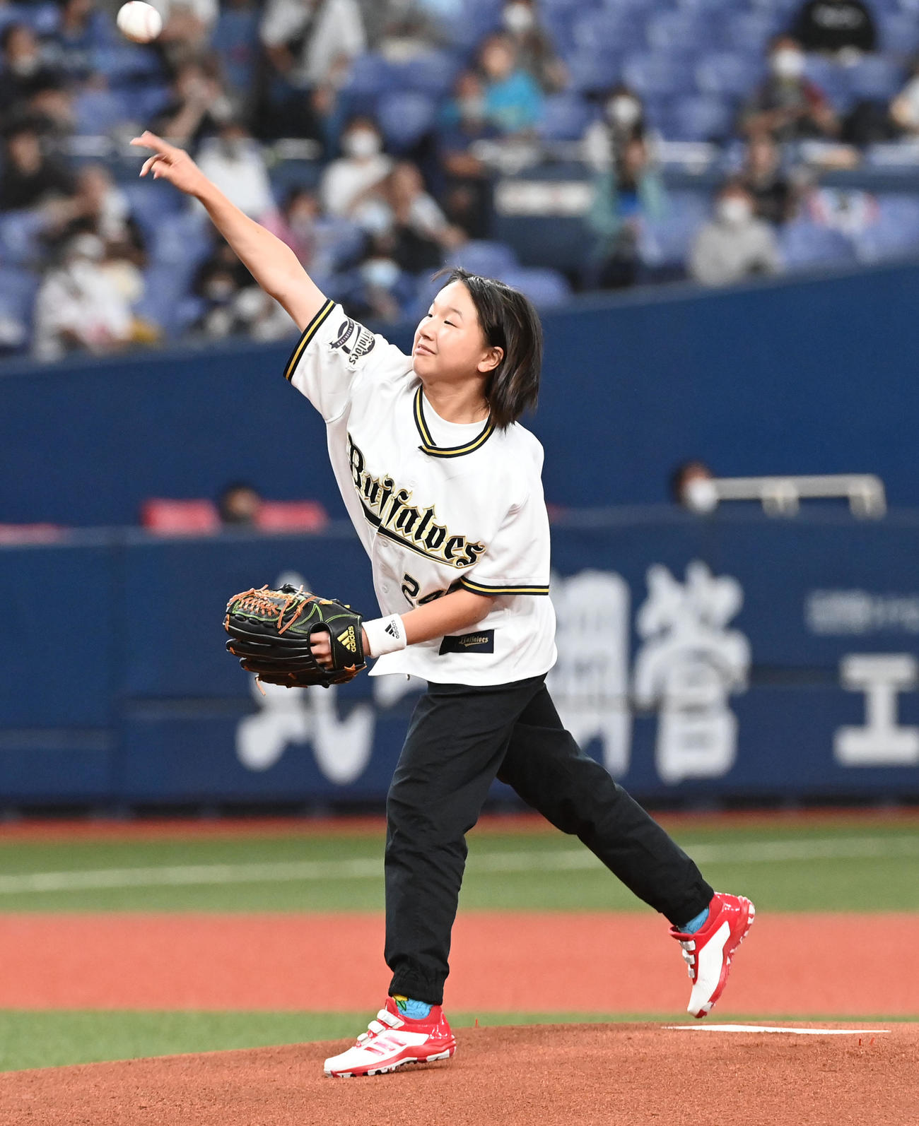 オリックス対西武23回戦　特別始球式を務めた東京オリンピック・スケートボード金メダリストの西矢椛さん（撮影・前岡正明）＝2021年9月19日