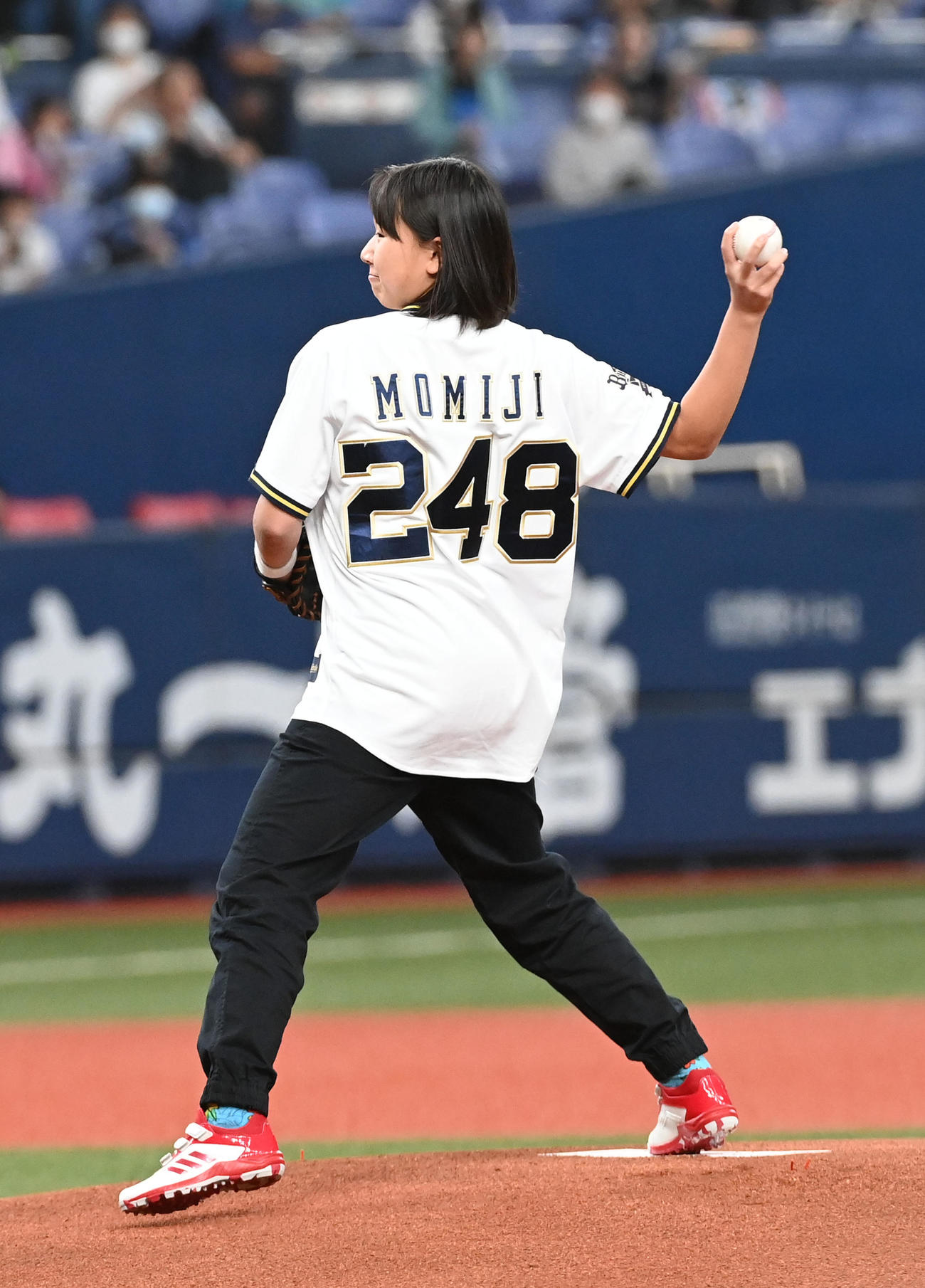 オリックス対西武23回戦　特別始球式を務めた東京オリンピック・スケートボード金メダリストの西矢椛さん（撮影・前岡正明）＝2021年9月19日