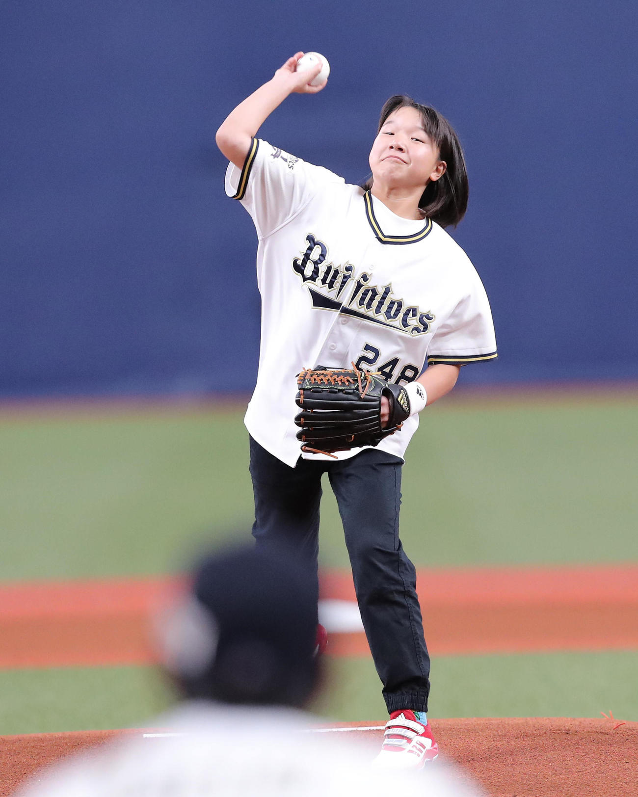 オリックス対西武23回戦　特別始球式を務めた東京オリンピック・スケートボード金メダリストの西矢椛さん（現場代表）＝2021年9月19日