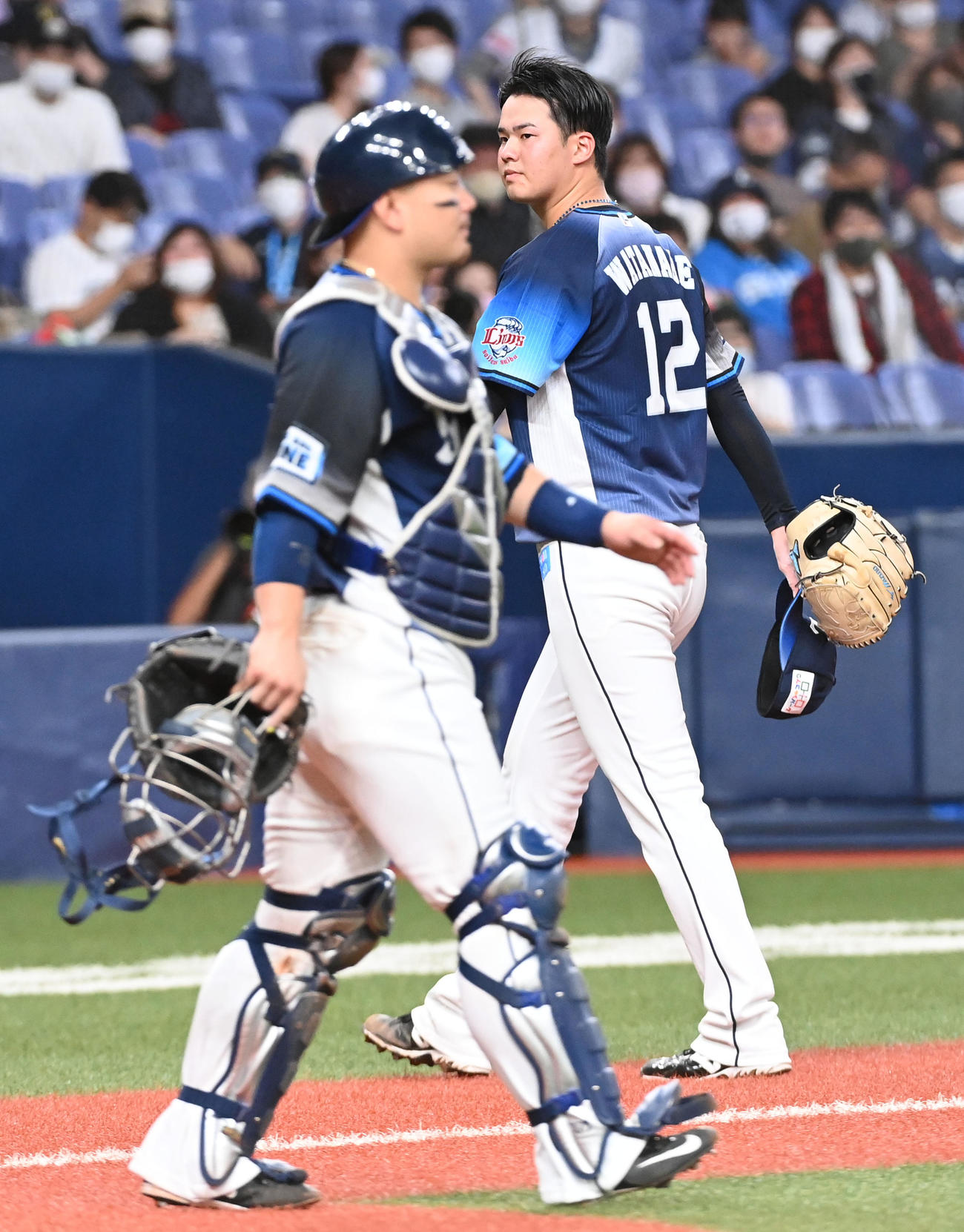 オリックス対西武　5回裏オリックス無死一塁、伏見への危険球で退場する西武先発の渡辺（撮影・前岡正明）