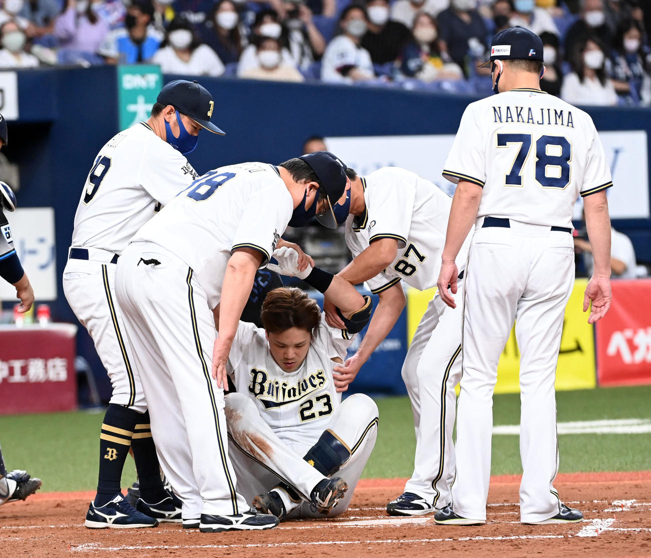 オリックス対西武　5回裏オリックス無死一塁、死球を受けた伏見は治療のためベンチに戻る（撮影・前岡正明）