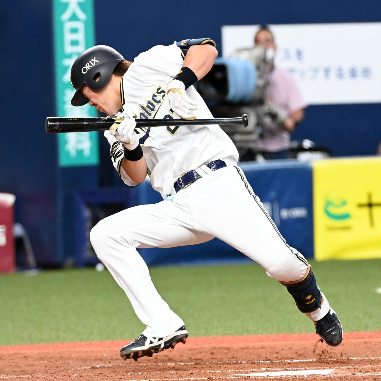 オリックス対西武　5回裏オリックス無死一塁、死球を受けた伏見（撮影・前岡正明）