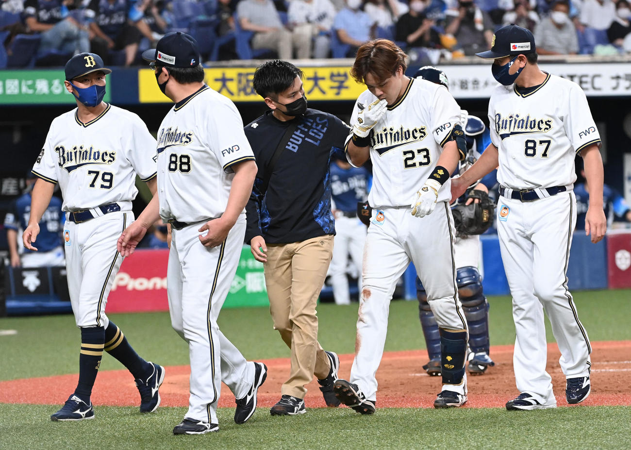 オリックス対西武　5回裏オリックス無死一塁、死球を受けた伏見（右から2人目）は治療のためベンチに戻る（撮影・前岡正明）